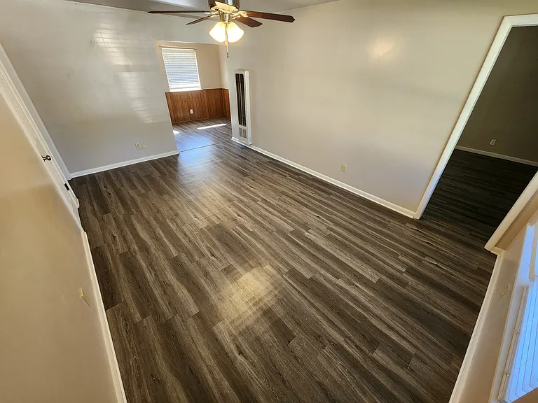 933 Crestview St — Photo 2