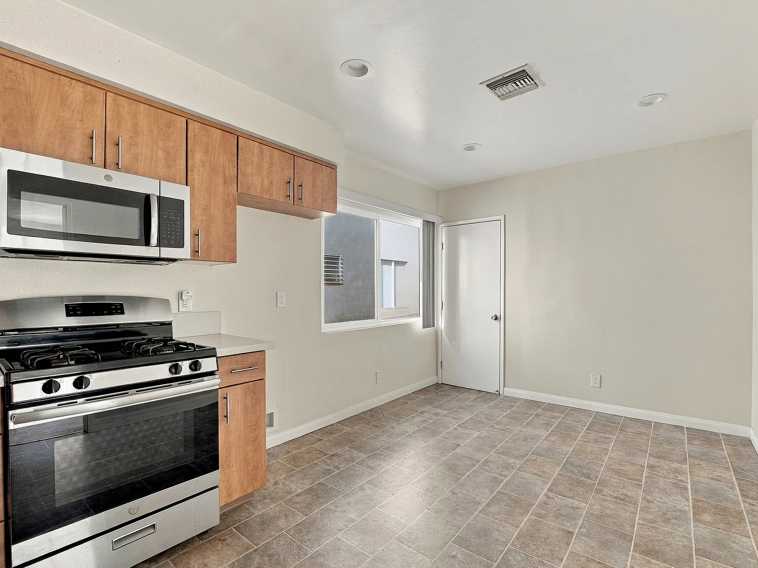 1 bed, 750 sqft, $2,000 — Photo 2