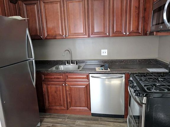4th image of 94 E Washington St #1/2