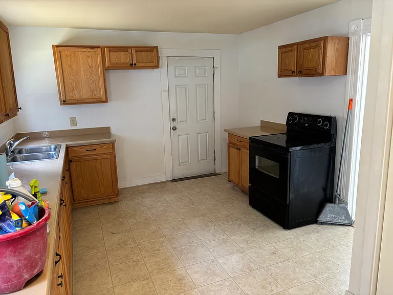 318 N Date St — Photo 8