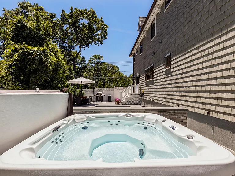 6 Beach Ave — Photo 30