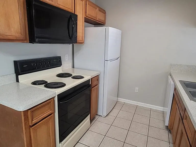 2525 Hartsfield Rd #8 — Photo 5