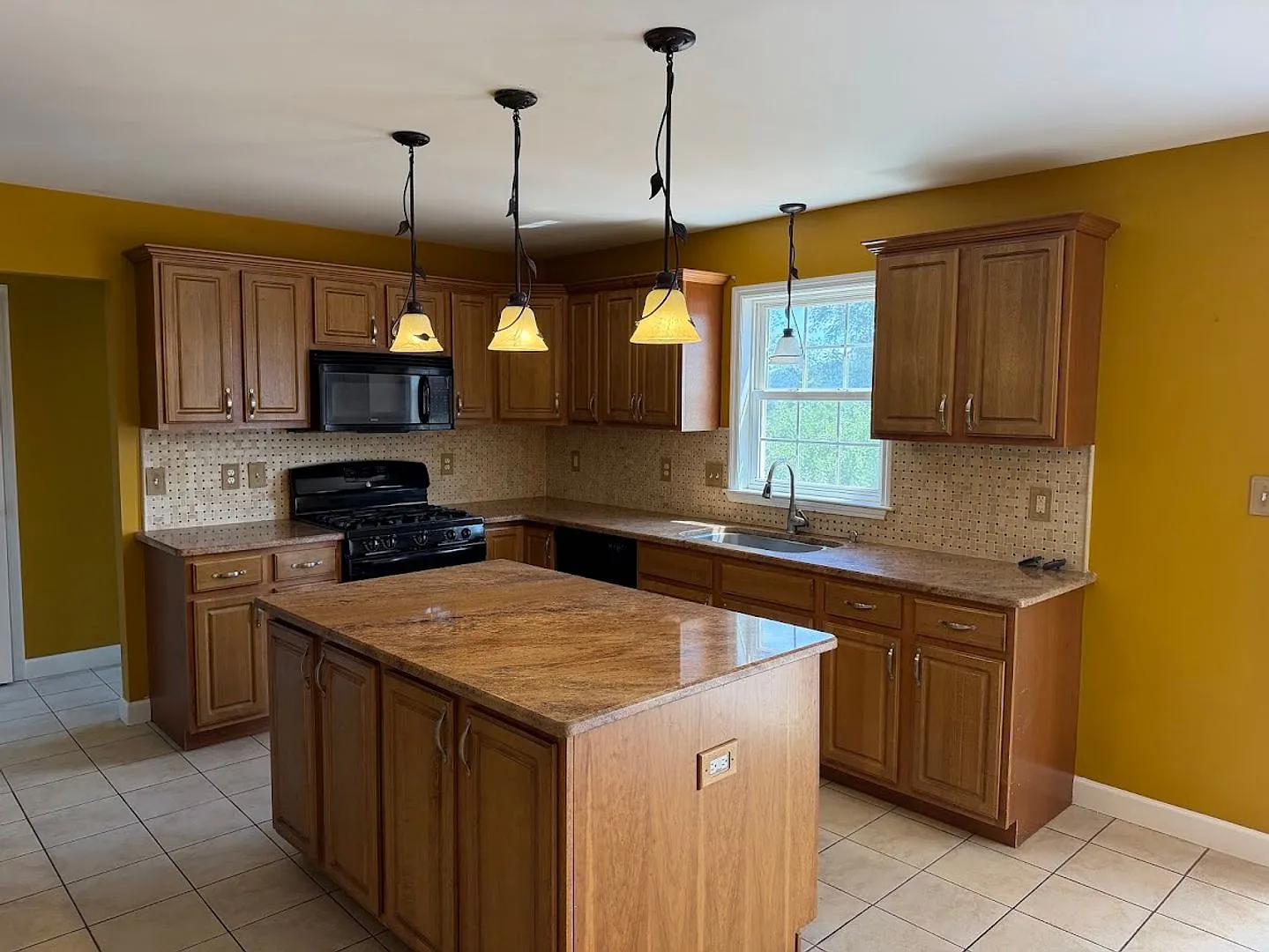 Beautiful 3-Bedroom Townhome in Governor Mifflin School District — Photo 3