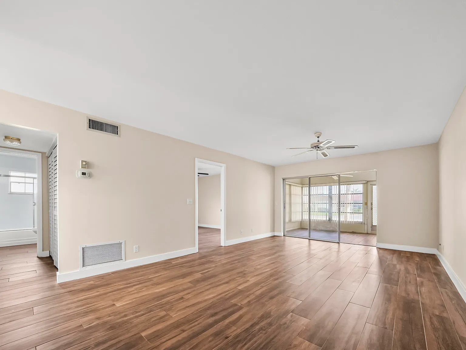 2 bed, 2.0 bath, 941 sqft, $2,050 — Photo 4