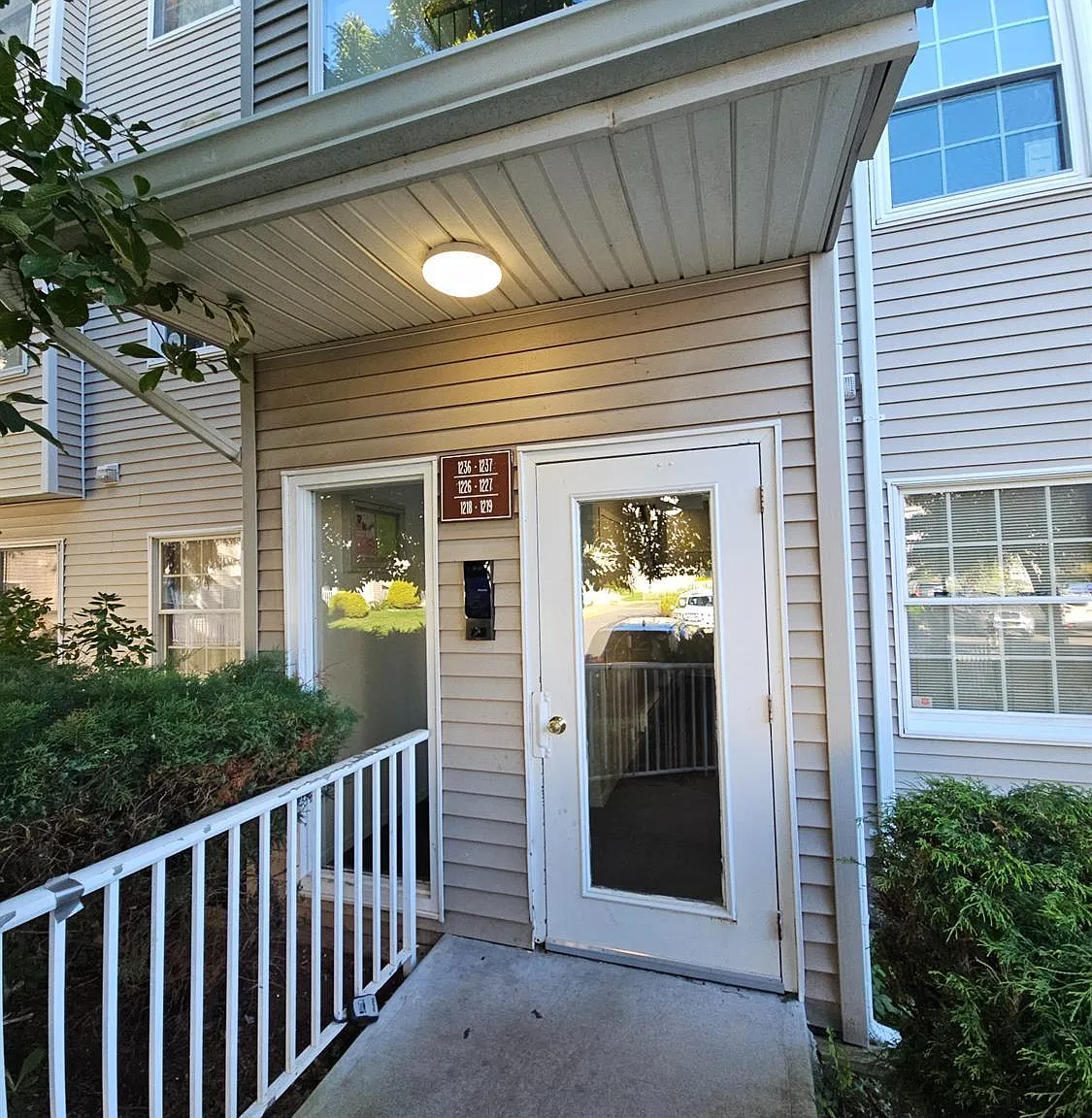 2 bed, 1.0 bath, 908 sqft, $2,100 — Photo 2