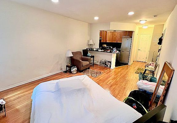 3rd image of 160 W 75th St APT A
