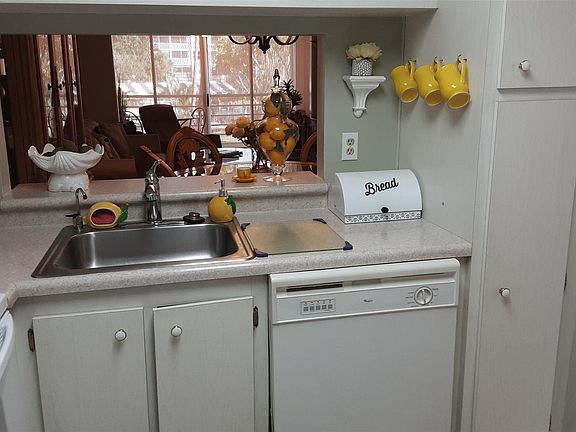 4th image of 9325 Lagoon Place #203