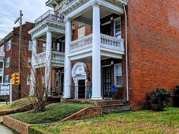 3rd image of 3001 Monument Ave APT 02