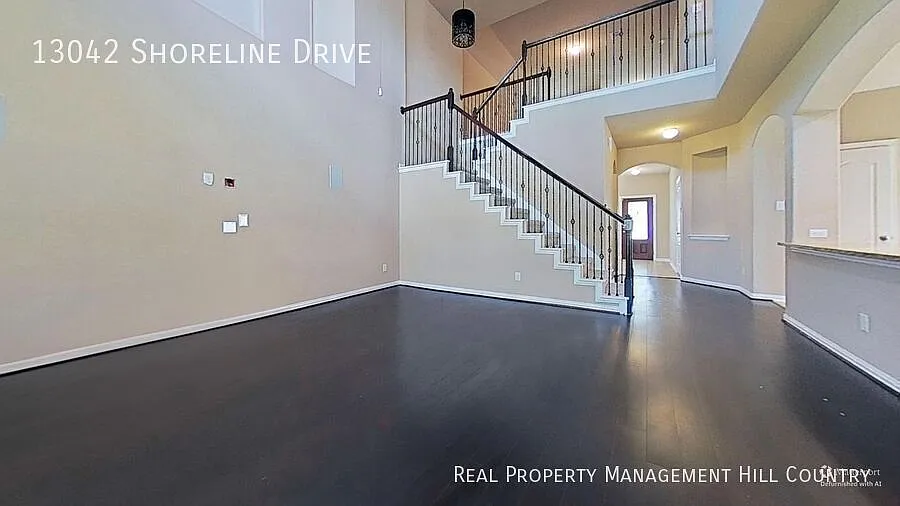 Pool, corner lot 4 Bed / 2.5 Bath + Loft — Photo 3