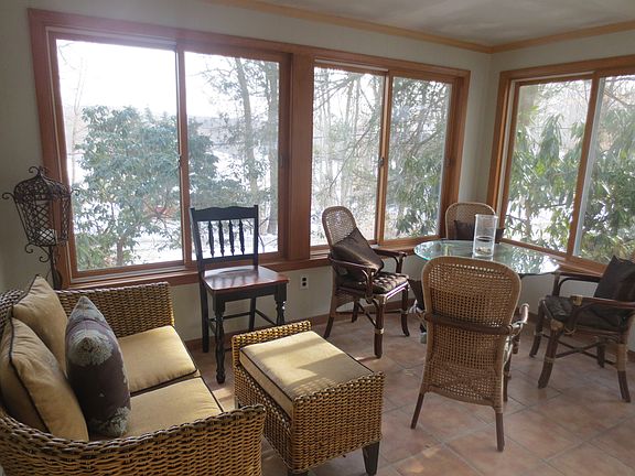 3 season room has lake view 