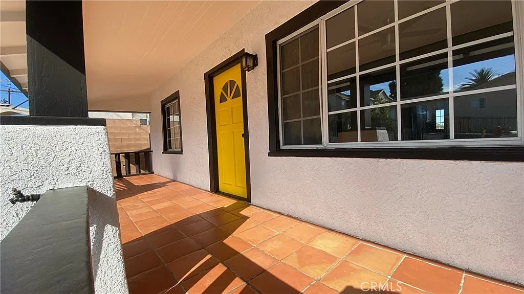 3 bed, 903 sqft, $3,275 — Photo 2