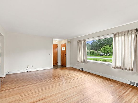 5th image of 15 Austin Dr