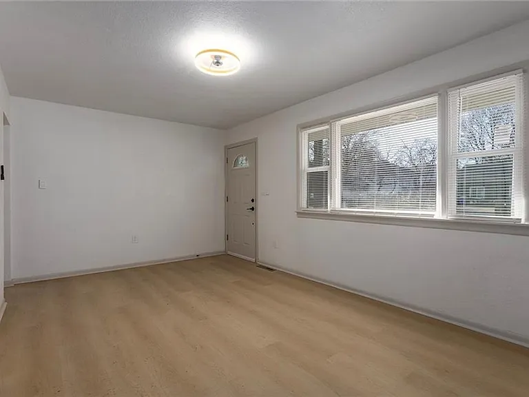 611 SE Florence Ave — Photo 16