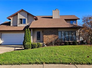 3740 N Woodridge Dr, Decatur, IL 62526