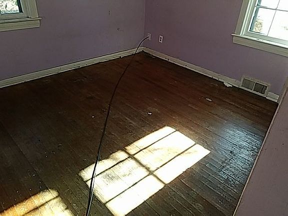 4th image of 319 Mistletoe Ave
