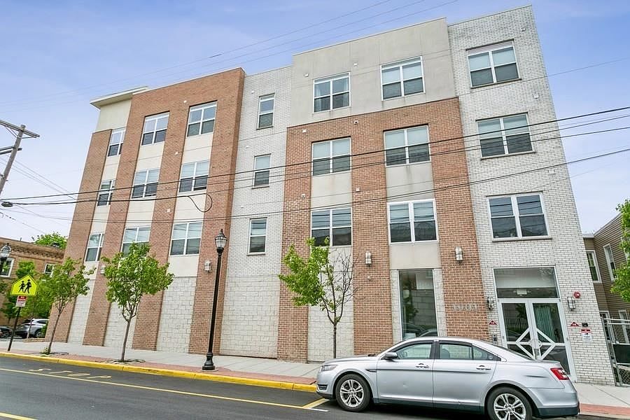 1st image of 1901 Summit Ave Unit 206
