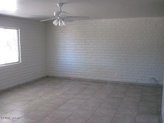 5 LJIVING ROOM
