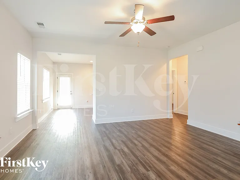 1414 Woodridge Pl — Photo 2