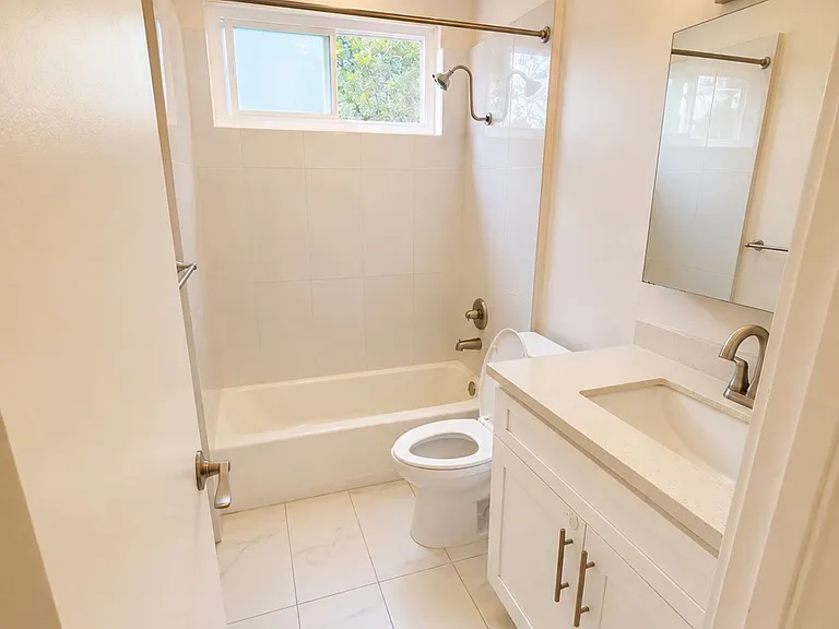 711 N Jackson St #5 — Photo 6