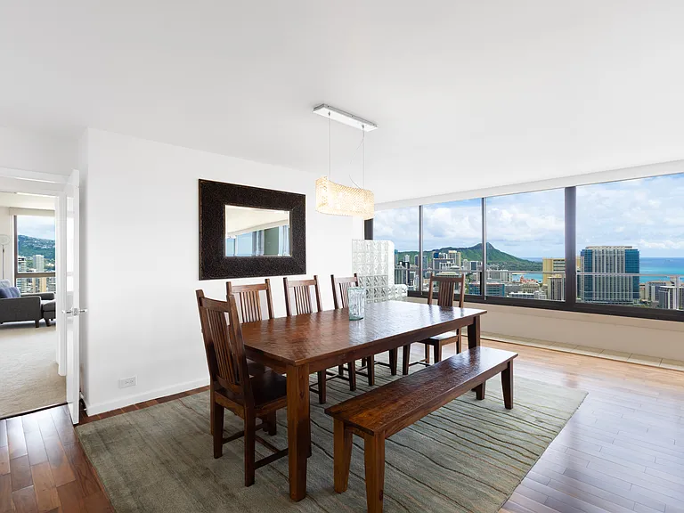 Enjoy your meals with Diamond Head as your backdrop