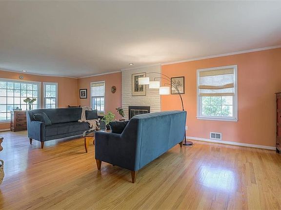 3rd image of 8201 Rosewood Dr
