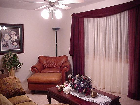 5th image of 9 Holly Ln