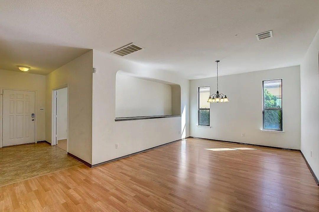 4 bed, 2.5 bath, 3293 sqft, $2,895 — Photo 3