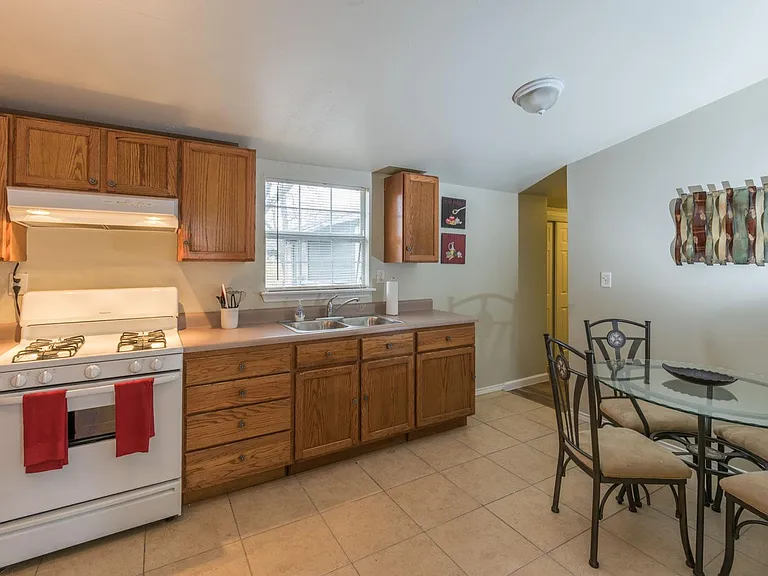 709 Marshall St #A — Photo 10