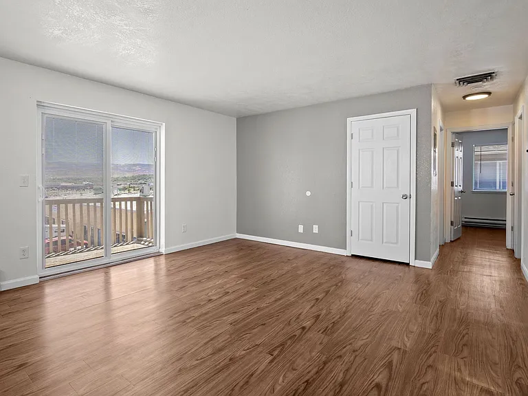 1535 Poplar Dr #10 — Photo 8