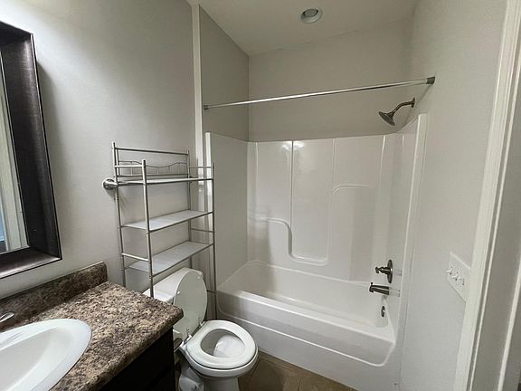 4th image of 235 Wesley Pl #B