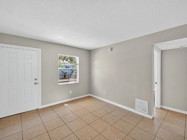 1771 Russell St S #3 — Photo 9