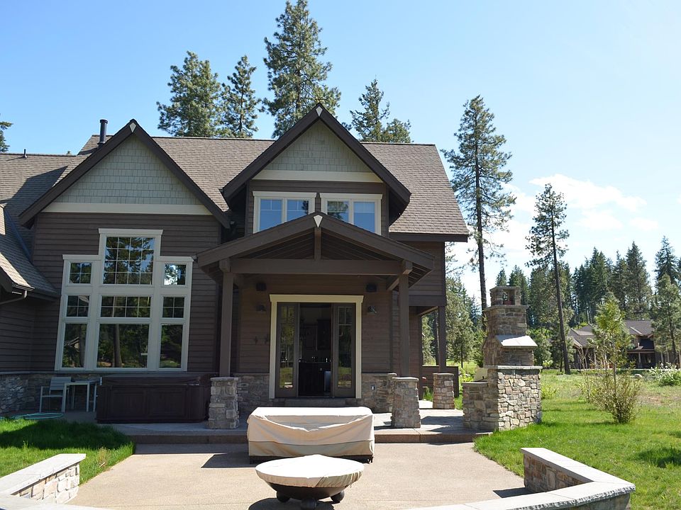 Backyard perfect for entertaining or relaxing: gas fire pit, hot tub, built-in BBQ & gas fireplace. Kitchen is just through the door for easy access.