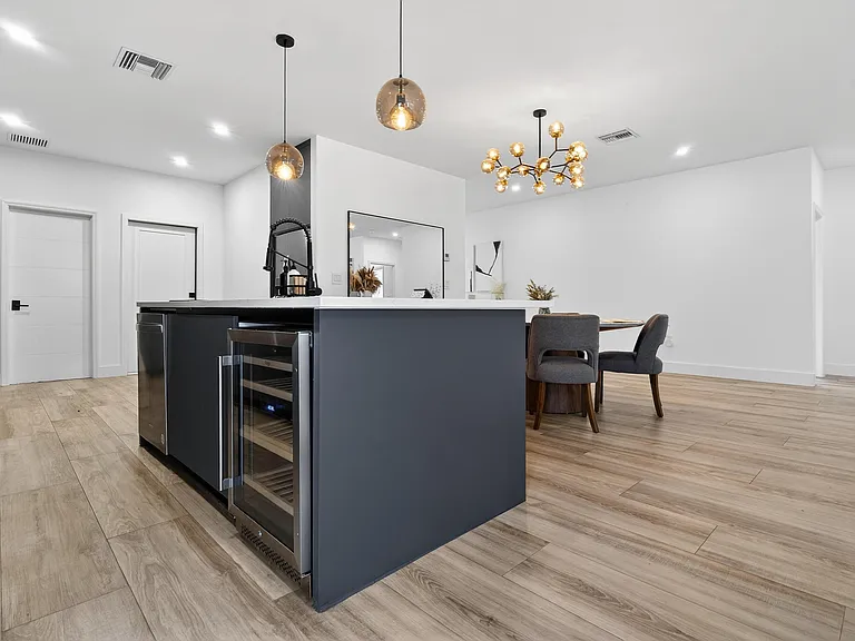 913 NE 15th St — Photo 12