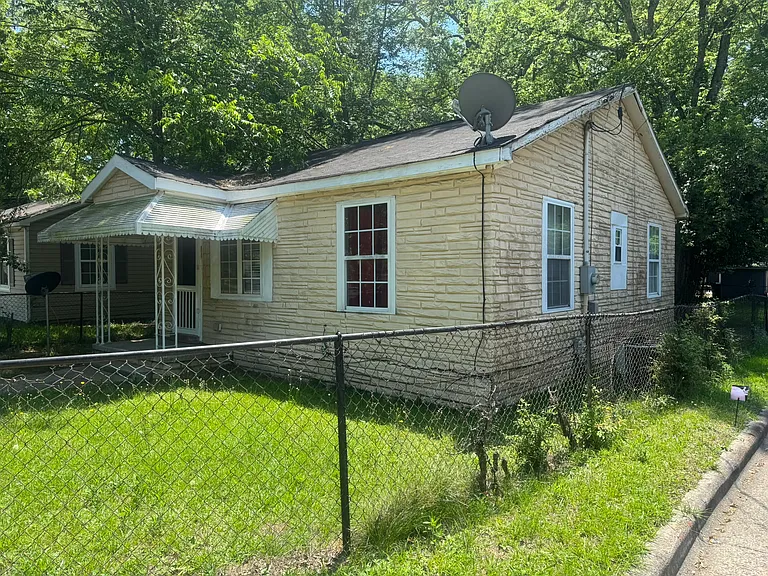 1503 Wellworth Ave — Photo 2