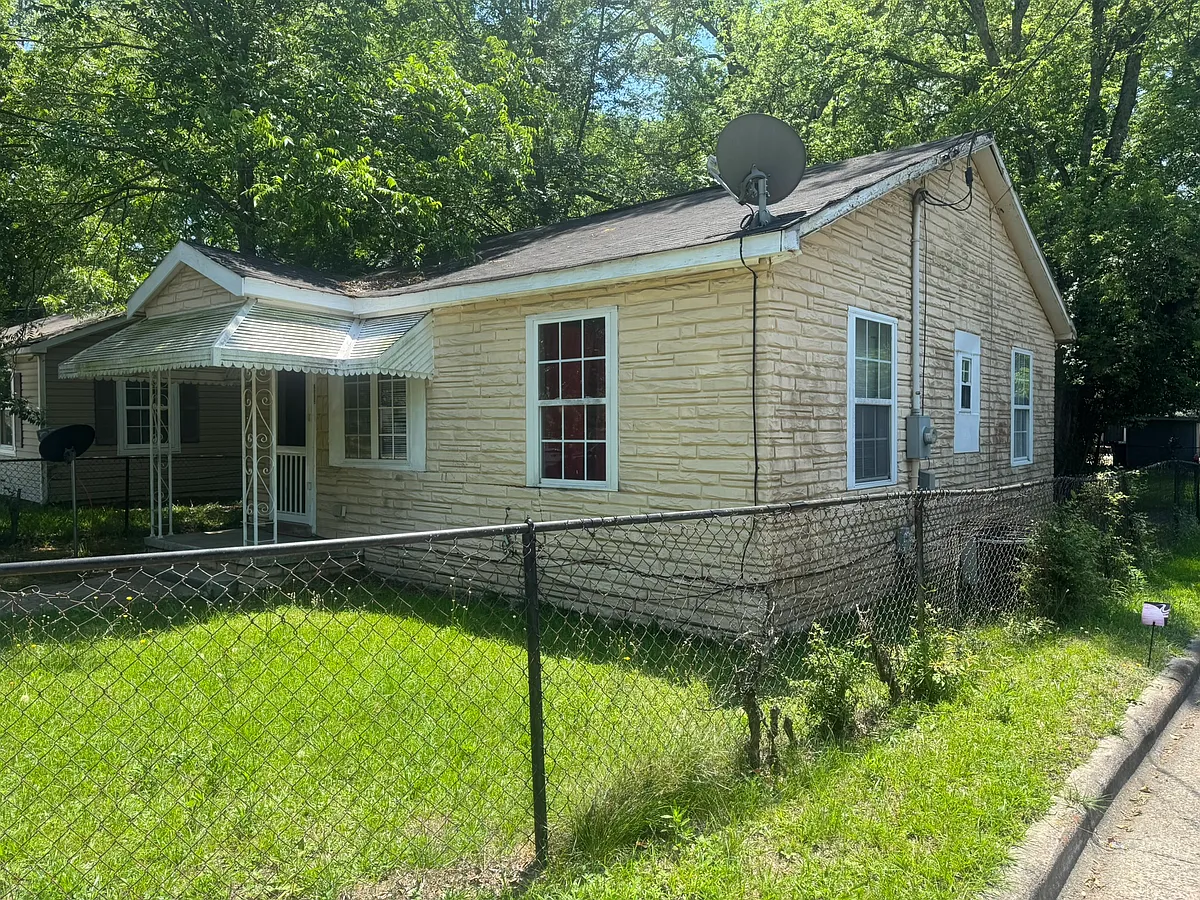Building Photo - 1503 Wellworth Ave