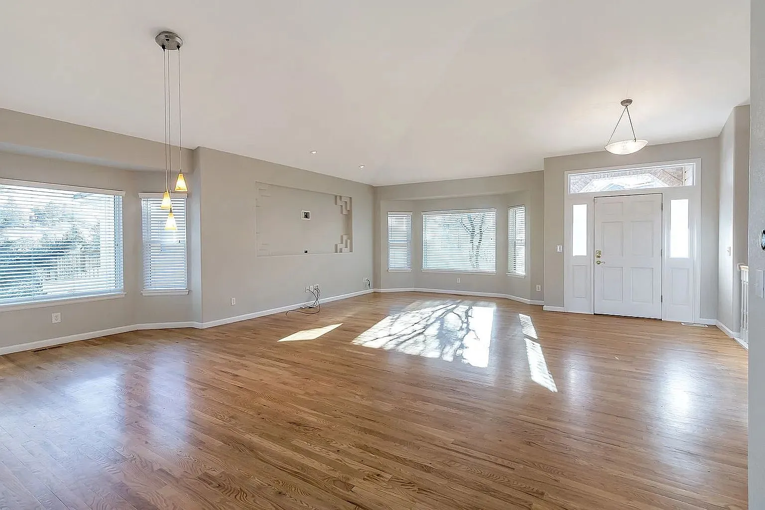 5 bed, 4.5 bath, 4698 sqft, $5,185 — Photo 3