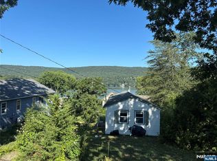 117 Lake Park Ter, Hewitt, NJ 07421