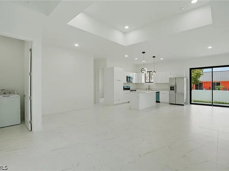 472 Rajah St — Photo 10