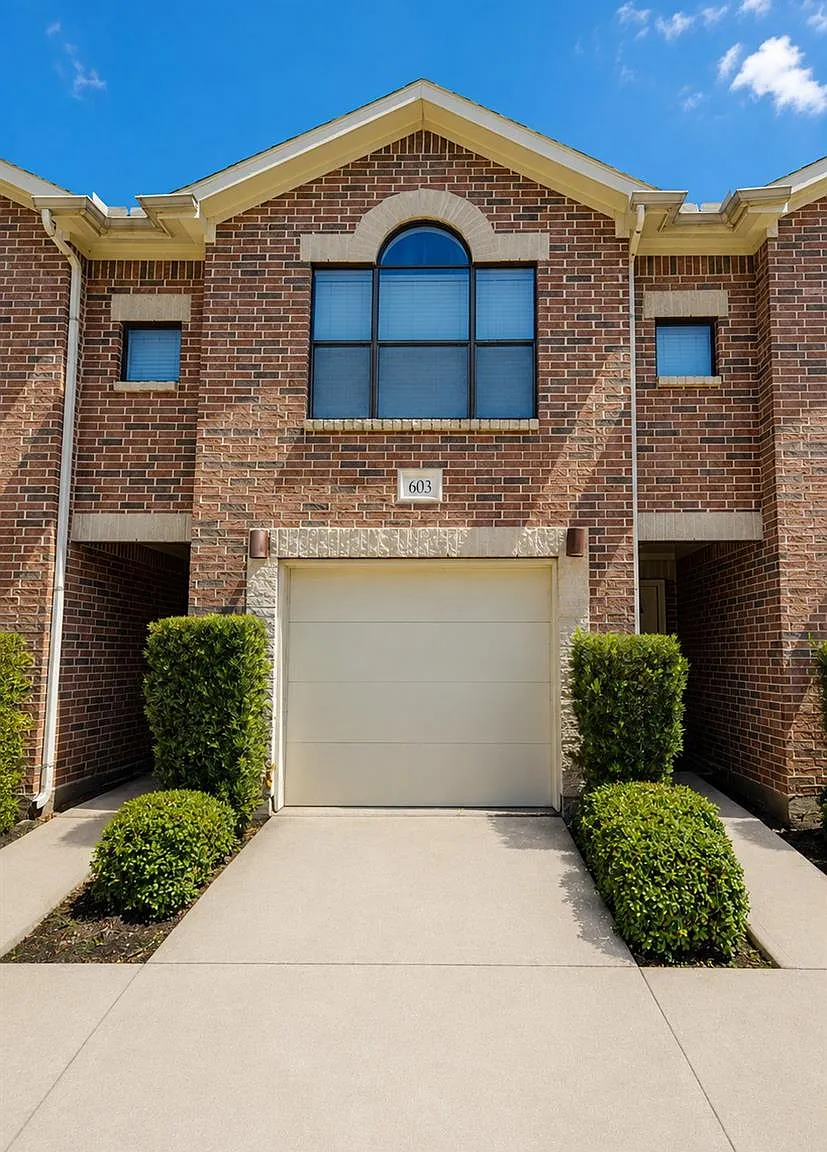 2 bed, 2.0 bath, 1030 sqft, $1,700 — Photo 2