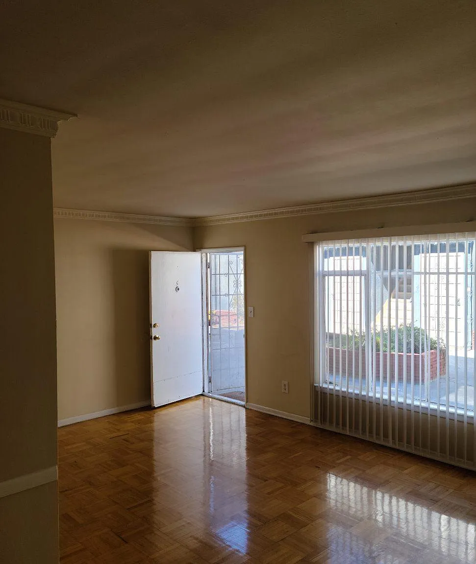 1741 N Kingsley Dr — Photo 3