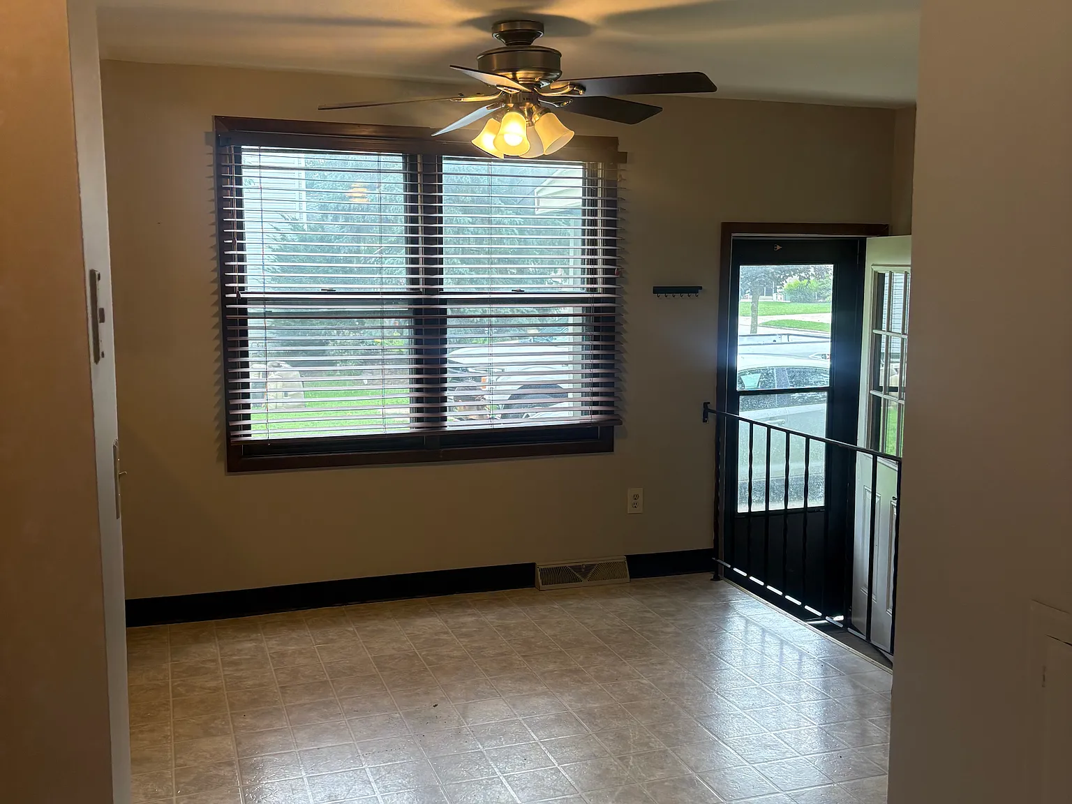 3 bed, 1.5 bath, 2000 sqft, $1,900 — Photo 2