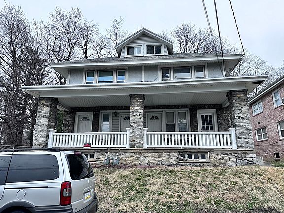 3rd image of 2712 Woodlawn St #A