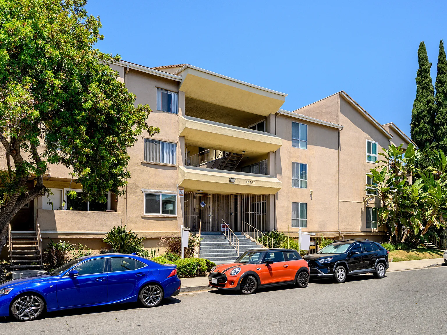 3 bed, 1141 sqft, $3,400 — Photo 1