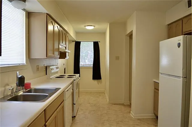 3 bed, 1.5 bath, 1750 sqft, $1,800 — Photo 3