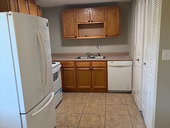 4th image of 805 Stanley Ct