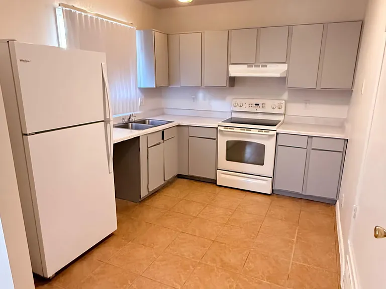 3313 E Blacklidge Dr #1 — Photo 2