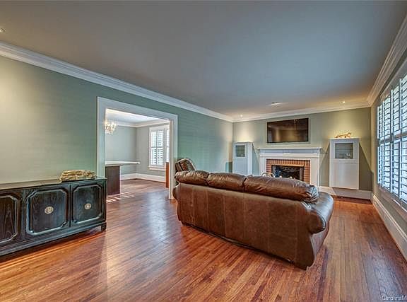 3rd image of 110 W Woodrow Ave
