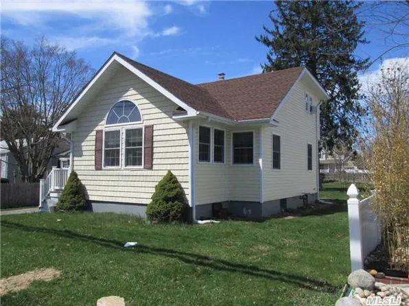 97 Moffitt Blvd, Islip, NY 11751
