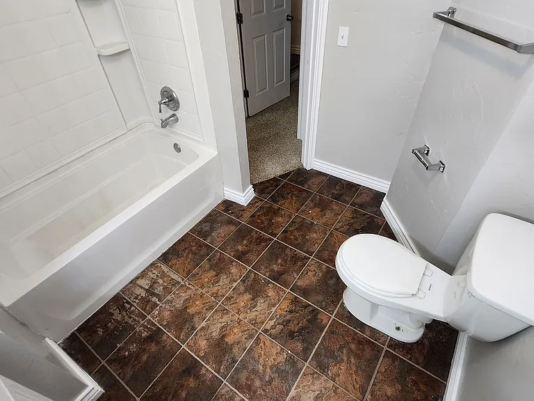 225 E Edwards St — Photo 45