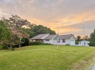 6400 McRe Ln, Carlinville, IL 62626